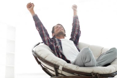 şık adam rahat bir sandalye germe