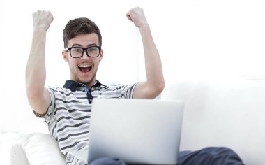 mutlu adam kanepede oturan dizüstü bilgisayar ile