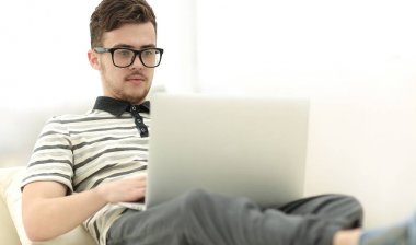 yakışıklı bir adam evde çalışma