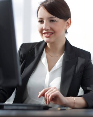 portre. bilgisayarda çalışarak başarılı genç iş kadını