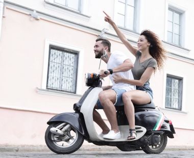 Mutlu çift retro motosiklet sürme tam uzunlukta yan görünüm