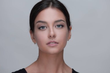 Güzel bir genç kadının portresi..