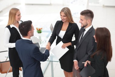 el sıkışma Yöneticisi ve sözleşmenin imzalandığı sonra istemcinin