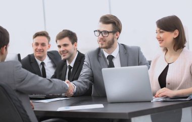 Yönetici ve bir müşteri masada karşılıklı