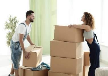 Genç çift açma yeni bir evde kutular