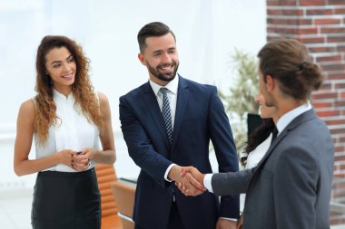 karşılıklı iş ortakları ofiste.