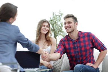 oturum başlamadan önce istemci kadın psikolog ağırlıyor