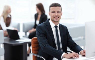 bir masanın arkasında oturan başarılı bir iş adamı portresi