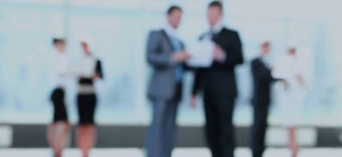 Ofiste çalışan ve konuşurken kendinden emin iş ortakları. Blurr