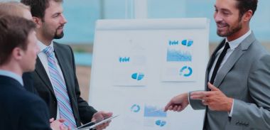 Olgun adam bir iş sunumu için bir grup yapma