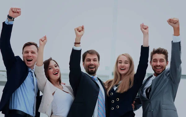 Equipo de negocios celebrando un triunfo con los brazos en alto —  Fotos de Stock