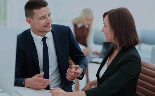 Imagen de dos jóvenes empresarios utilizando ordenador en la reunión — Foto de Stock