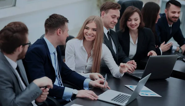 Zufriedene Geschäftsleute sprechen über Treffen im Büro — Stockfoto