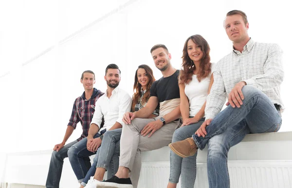 Jonge creatieve mensen zitten op stoelen in wachtkamer — Stockfoto