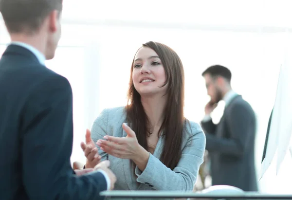 Mujer de negocios estrechando la mano con un socio de negocios . — Foto de Stock