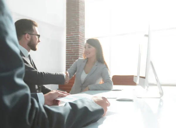 Gráfico financiero en manos de los empresarios. — Foto de Stock