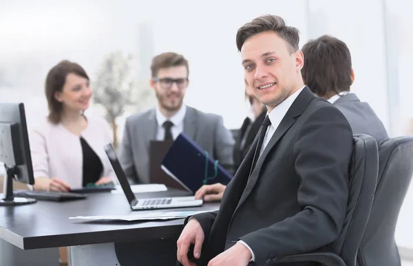 Business team met een effectieve leider op de voorgrond — Stockfoto