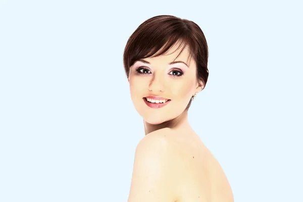 Primo piano volto di giovane donna su sfondo bianco . — Foto Stock