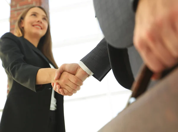 Primer plano del hombre de negocios y la mujer de negocios estrechando la mano —  Fotos de Stock