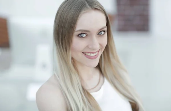 Close-up portret van een jonge vrouw op een achtergrond wazig office. — Stockfoto