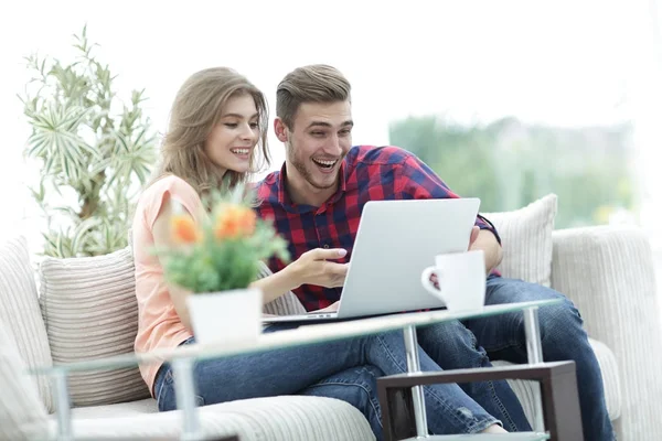 Ungt par tittar på en laptop skärm — Stockfoto