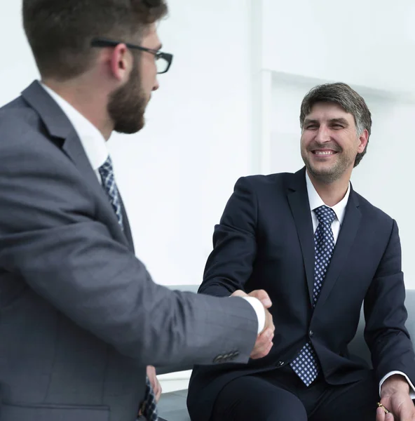 Handshake gerente e advogado no escritório — Fotografia de Stock