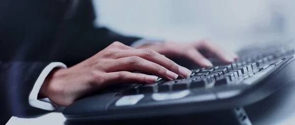 Manos femeninas escribiendo — Foto de Stock