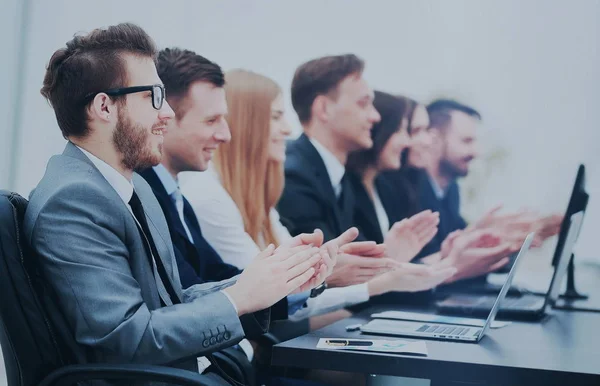 Foto de empresários felizes aplaudindo na conferência — Fotografia de Stock