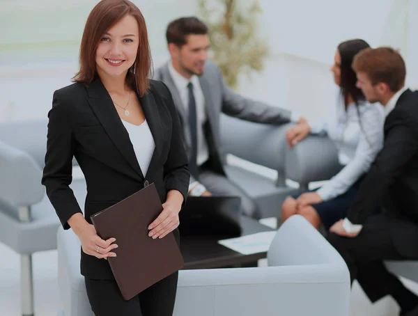 Sukces kobiety biznesu stojącej ze swoim personelem w tle — Zdjęcie stockowe