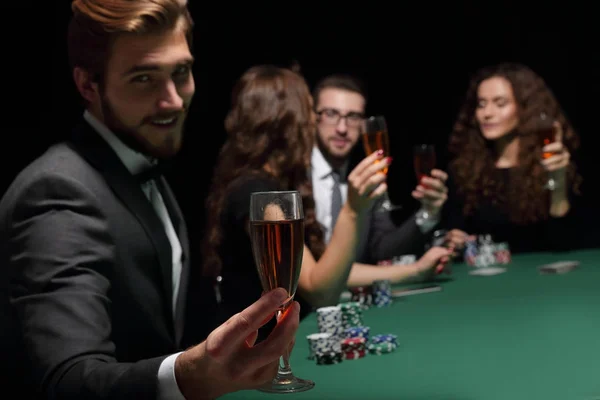 Jugador de póquer con una copa de vino — Foto de Stock