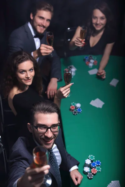 Bir grup genç zengin kumarhanede poker oynuyor. — Stok fotoğraf