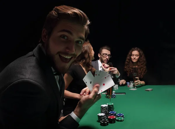 Hombre afortunado con la combinación ganadora de cartas — Foto de Stock