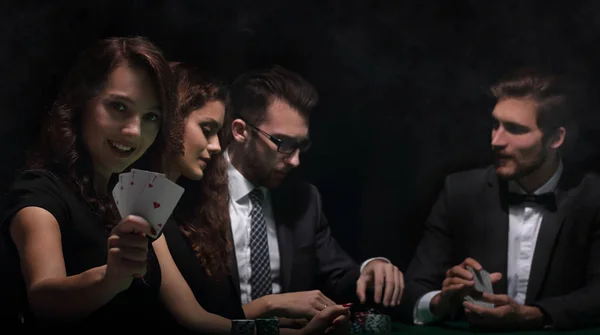 Mujer sonriente con la combinación ganadora de cartas — Foto de Stock