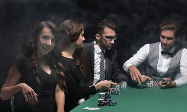 Mujer de negocios moderna sentada en la mesa de dados en un casino . — Foto de Stock