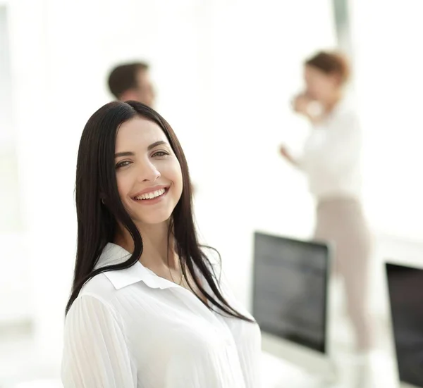 Perspektive erfolgreiche junge Frau im Büro — Stockfoto