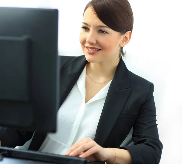 Primo piano di una giovane donna d'affari sicura che lavora al computer — Foto Stock