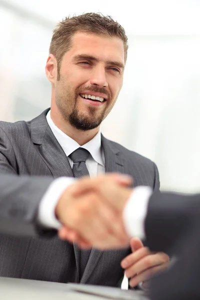 Primer plano .el Administrador da la mano con el cliente — Foto de Stock