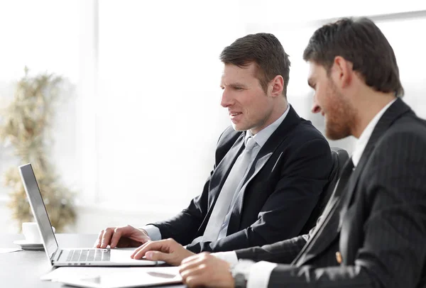 Close-up.businessman trabalhando com laptop em sua mesa . — Fotografia de Stock