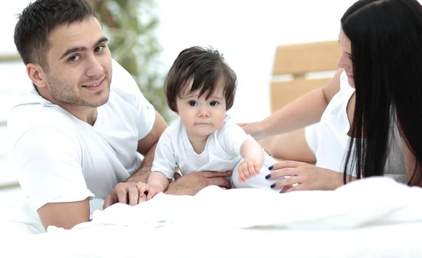 A young family with young children to bed in the bedroom — Stock Photo, Image