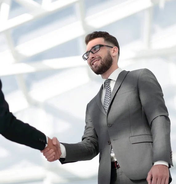 Business handshake e pessoas de negócios. — Fotografia de Stock