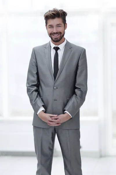 Een jonge man in een grijs pak — Stockfoto