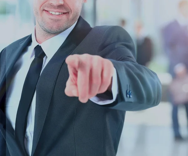 Portrait d'un homme d'affaires mature souriant vous pointant du doigt au bureau — Photo