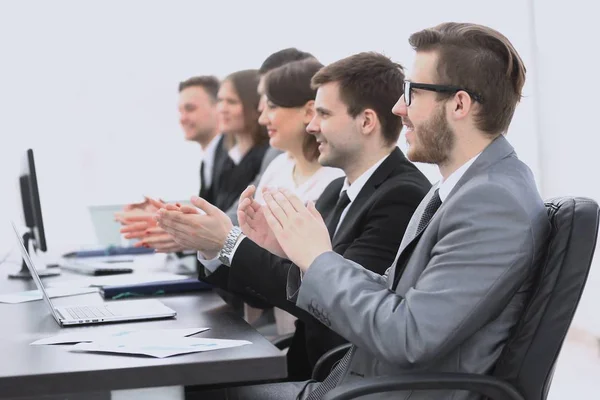 Torcendo equipe de negócios sentado na mesa — Fotografia de Stock