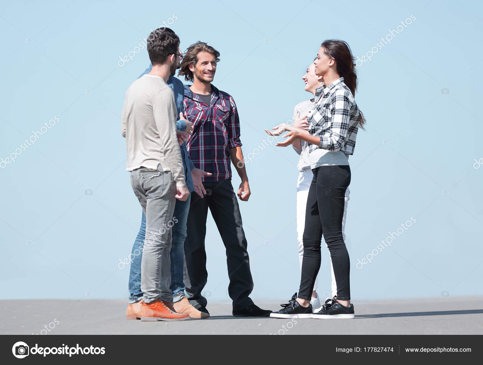 подросток с макбуком. дорогие ошибки сток. While standing. керл для ног приставной. While standing.