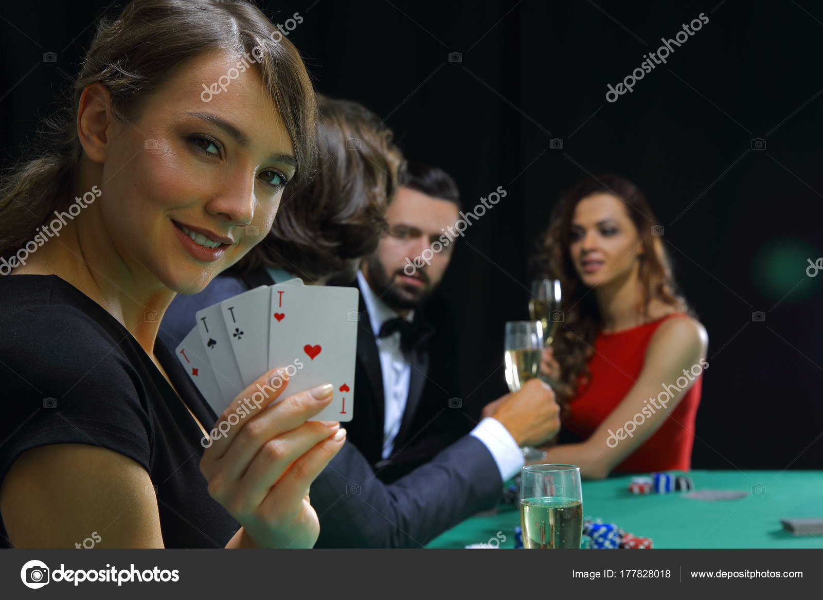 Девушка выиграла всех картежников. Голливудские звезды картёжники. Знаменитый покерный игрок с девушками. Победитель в казино. Покер девушки.