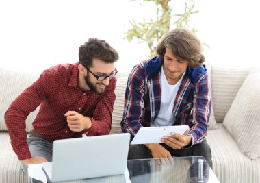 yaratıcı web tasarımcıları bir tablet ve bir dizüstü bilgisayar ile çalışma.