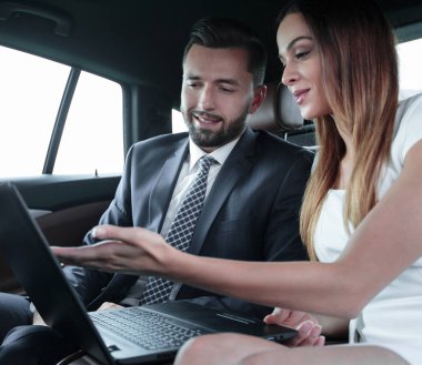 Arabanın içine çalışma iş insanlar Toplantı