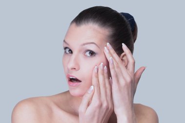 genç bir kadın yüzü beyaz zemin üzerine izole dokunmadan