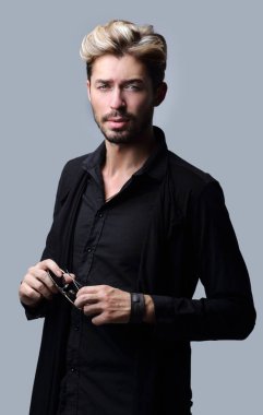 Yakışıklı sakallı adam gri arka plan üzerinde