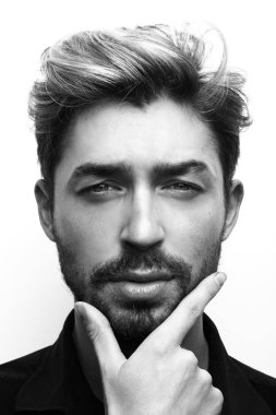 Dalgın bir adam portresi siyah ve beyaz